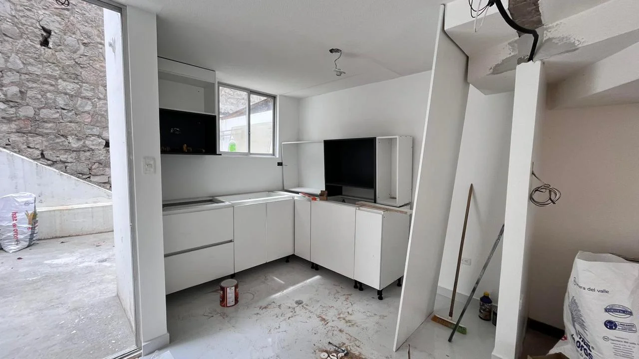 Instalación de gabinetes blancos de cocina en proceso