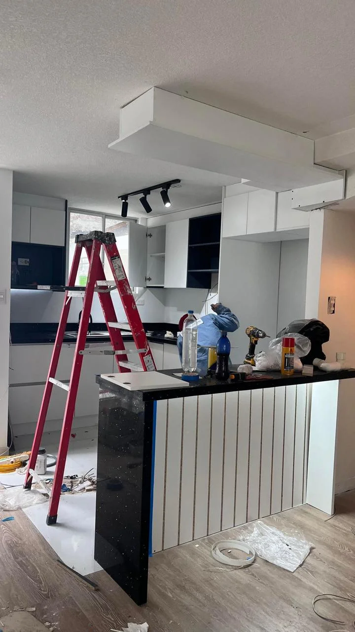 Instalación de mesón de granito con vetas en barra de cocina