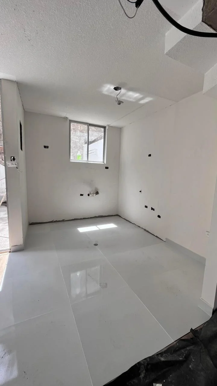 Piso nuevo de porcelanato instalado antes de colocar gabinetes de cocina