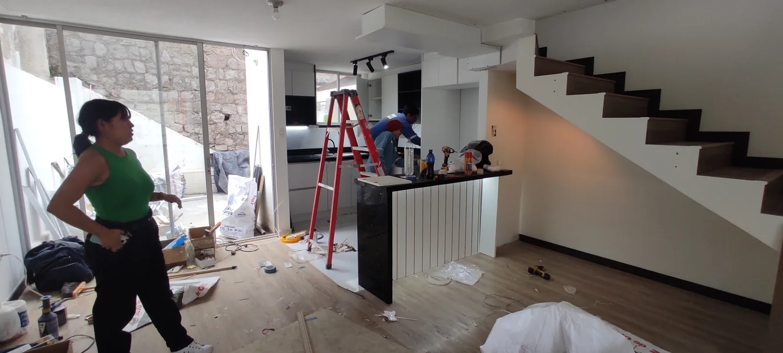 Equipo HMINNOVA instalando gabinetes, luminarias y acabados de cocina