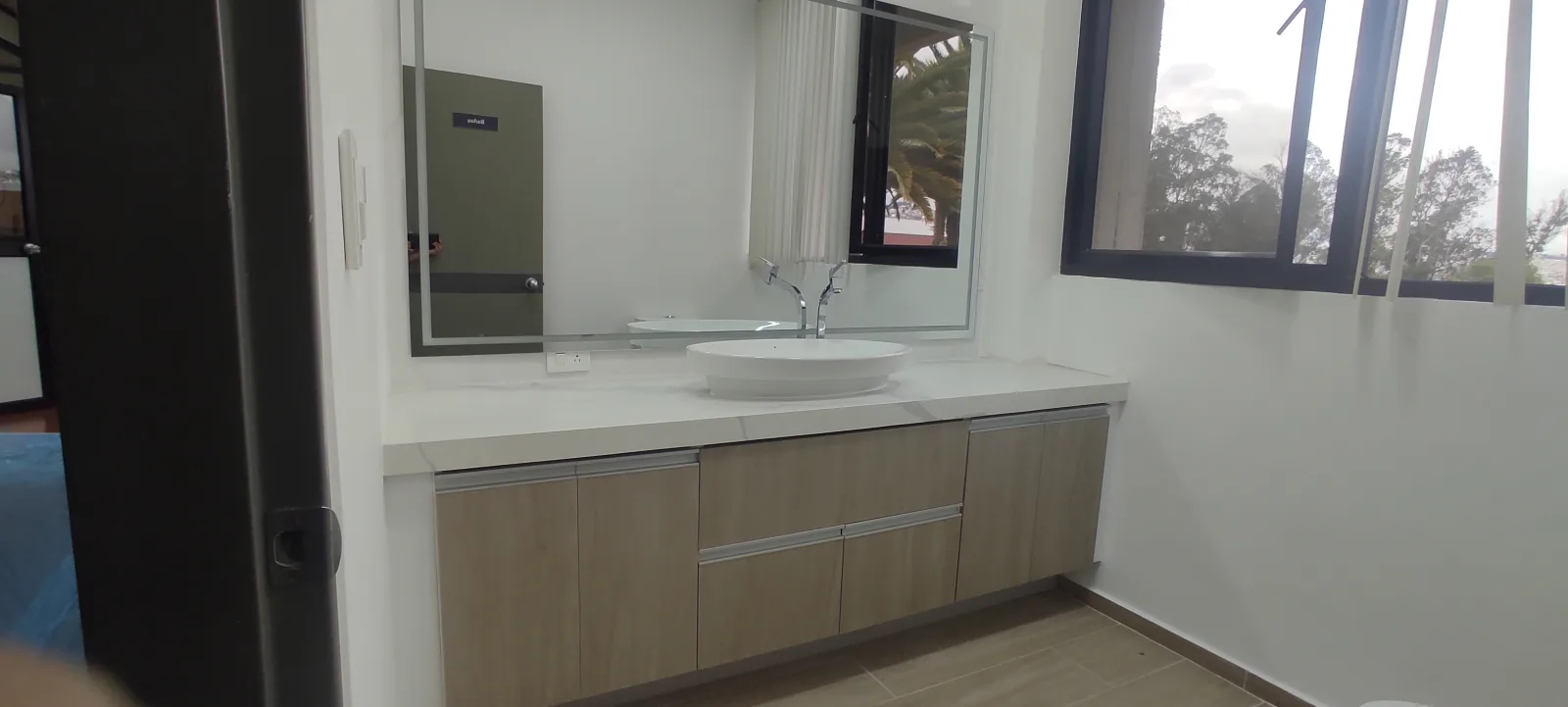 Mueble de baño en melamina con cubierta tipo mármol y lavabo ovalado sobrepuesto
