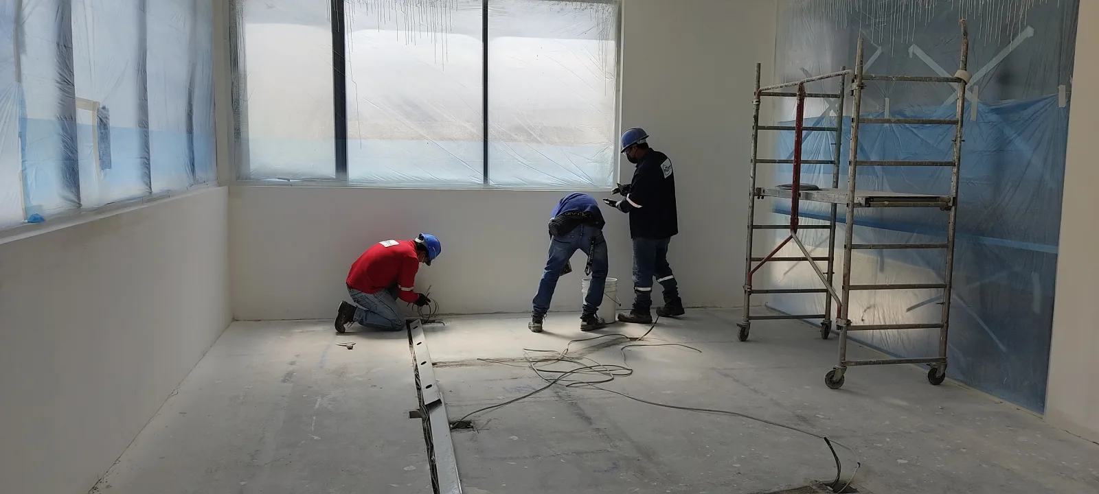 Sala de reuniones en proceso de acabados con cableado eléctrico embutido en piso
