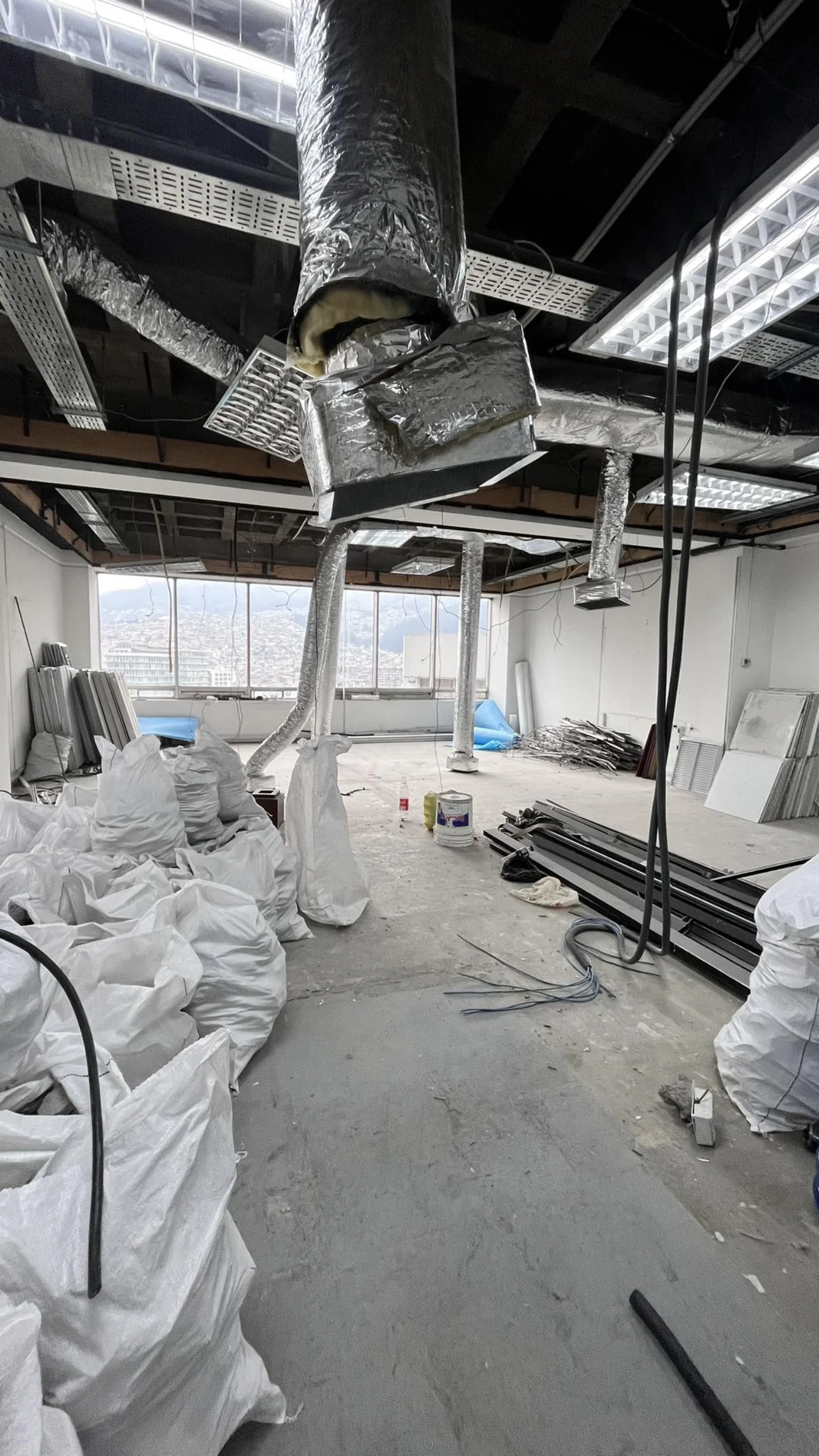 Obra en proceso en piso 12 de oficinas Recycob con vista panorámica de Quito